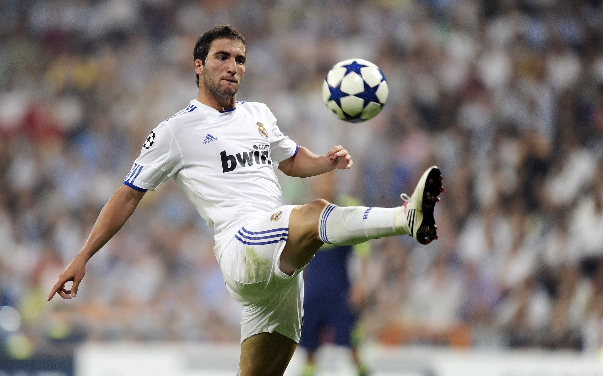 球队在赛季中期通过技战术调整提高效率，球队战术打法